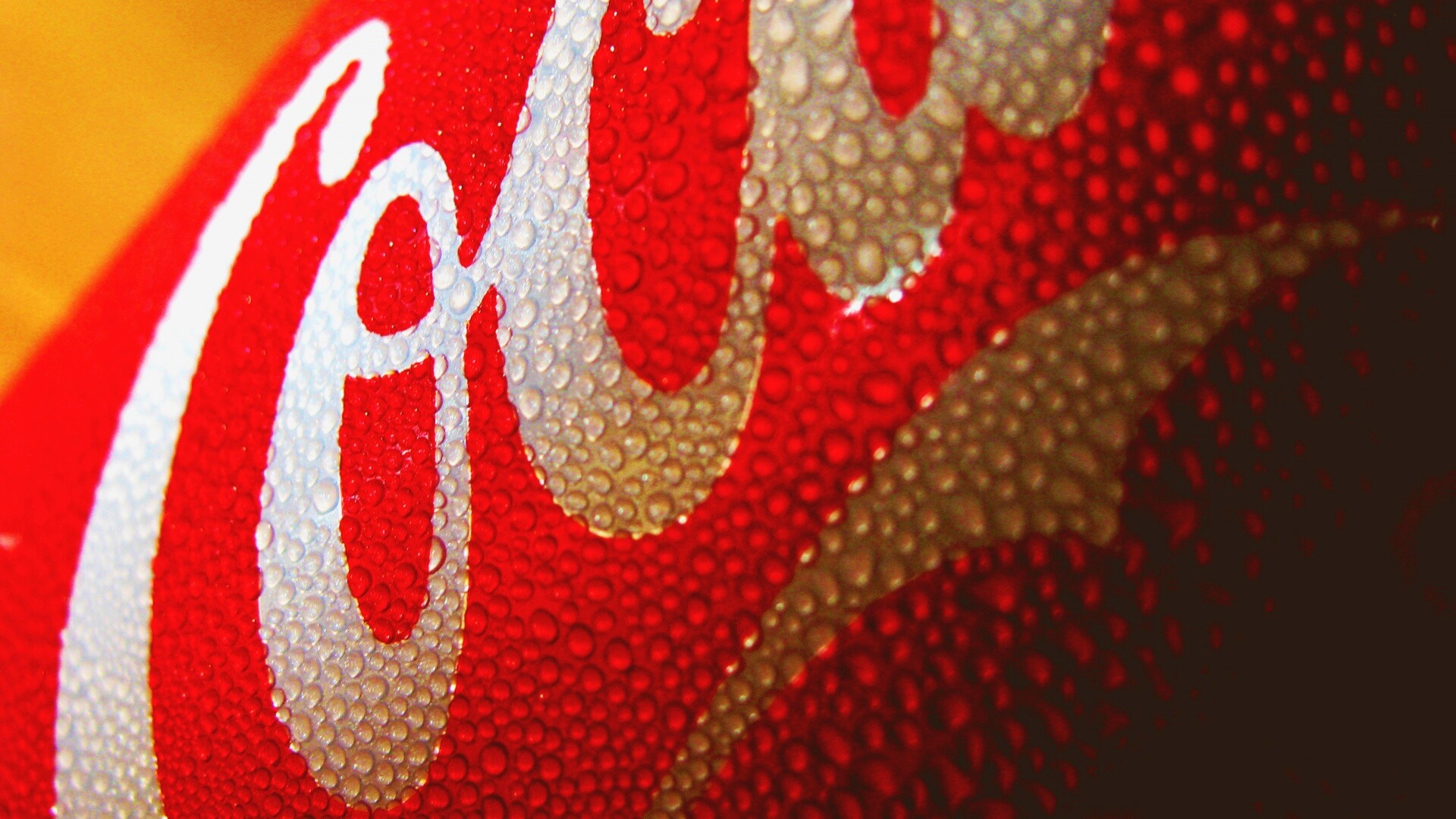 Запотевшая банка Кока-Колы обои