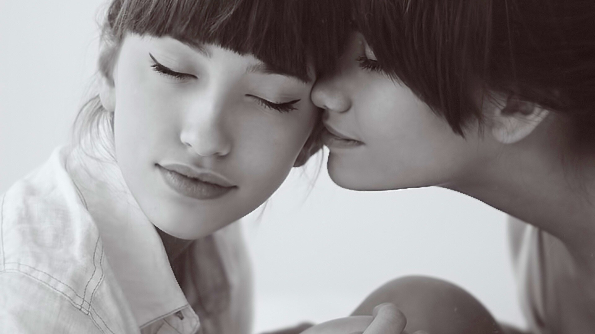 Две очень красивые девушки обои