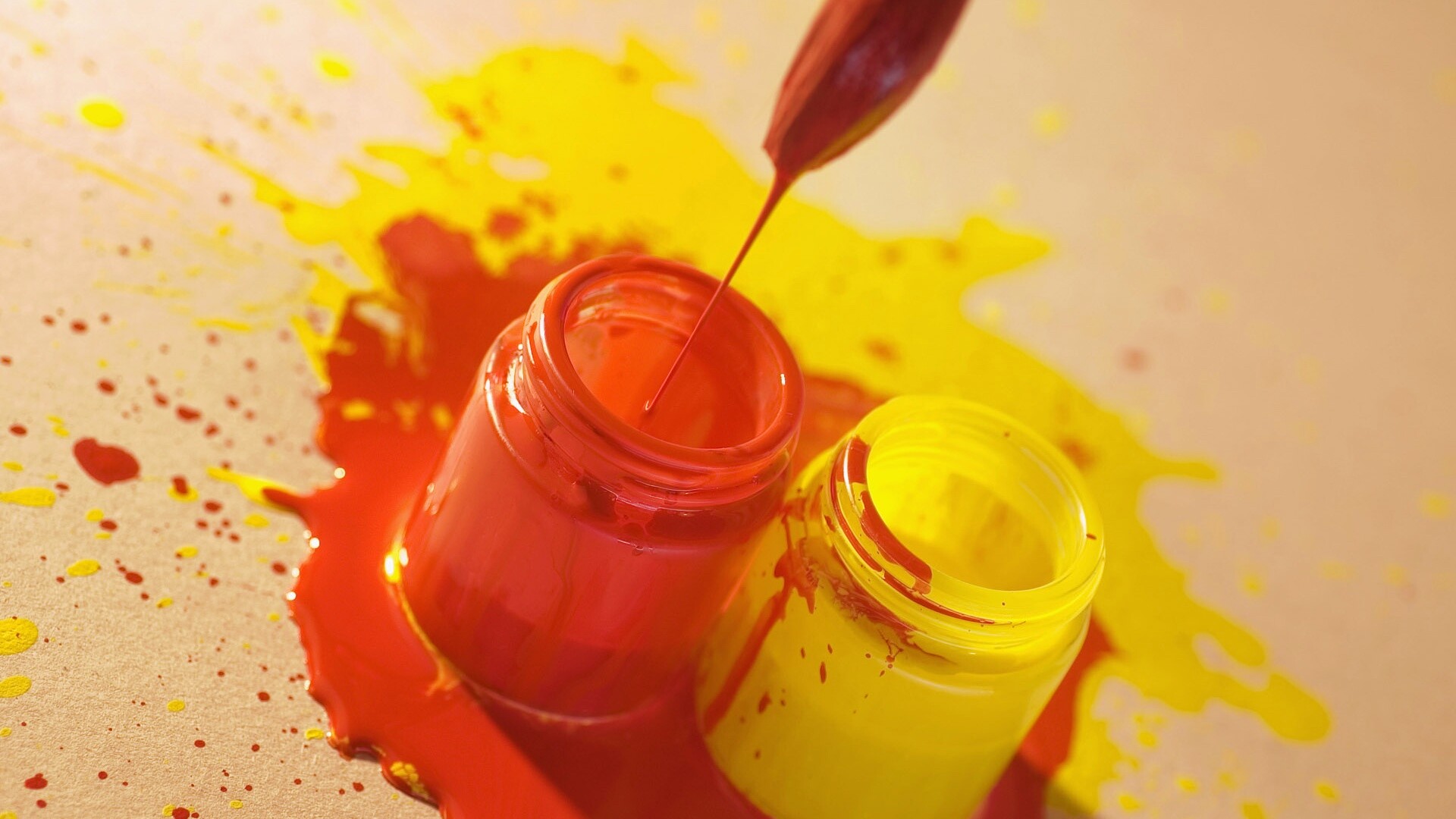 Баночки с краской обои