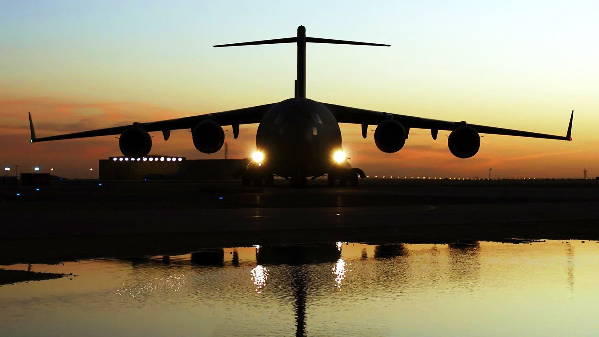 Самолет на взлетной полосе обои