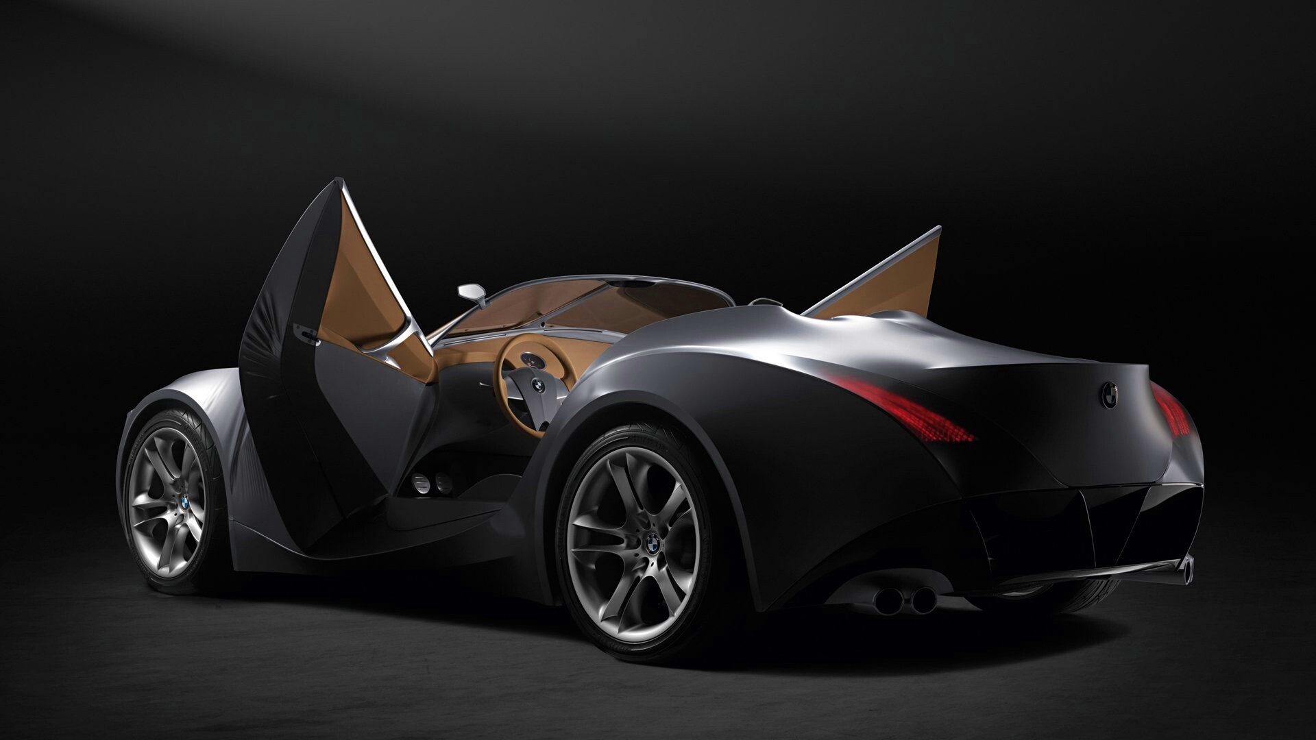 Автомобиль с распахнутыми дверцами обои