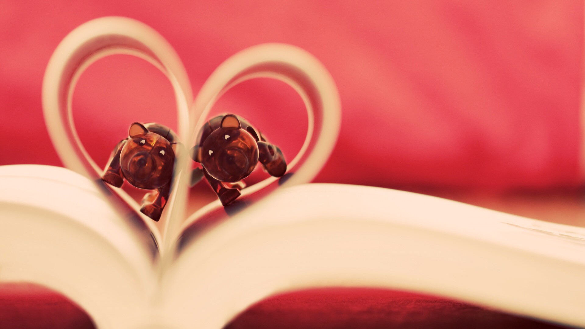 Фигурки мишек в книге обои