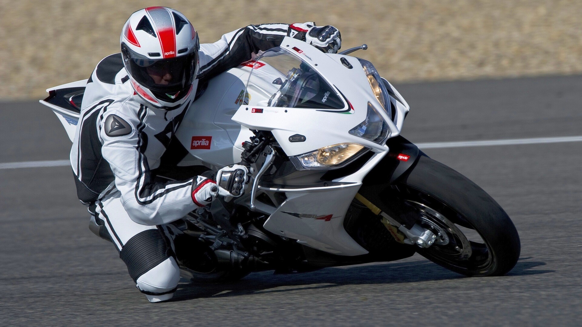 Байкер в белой экиперовкена Априлия РСВ4 обои