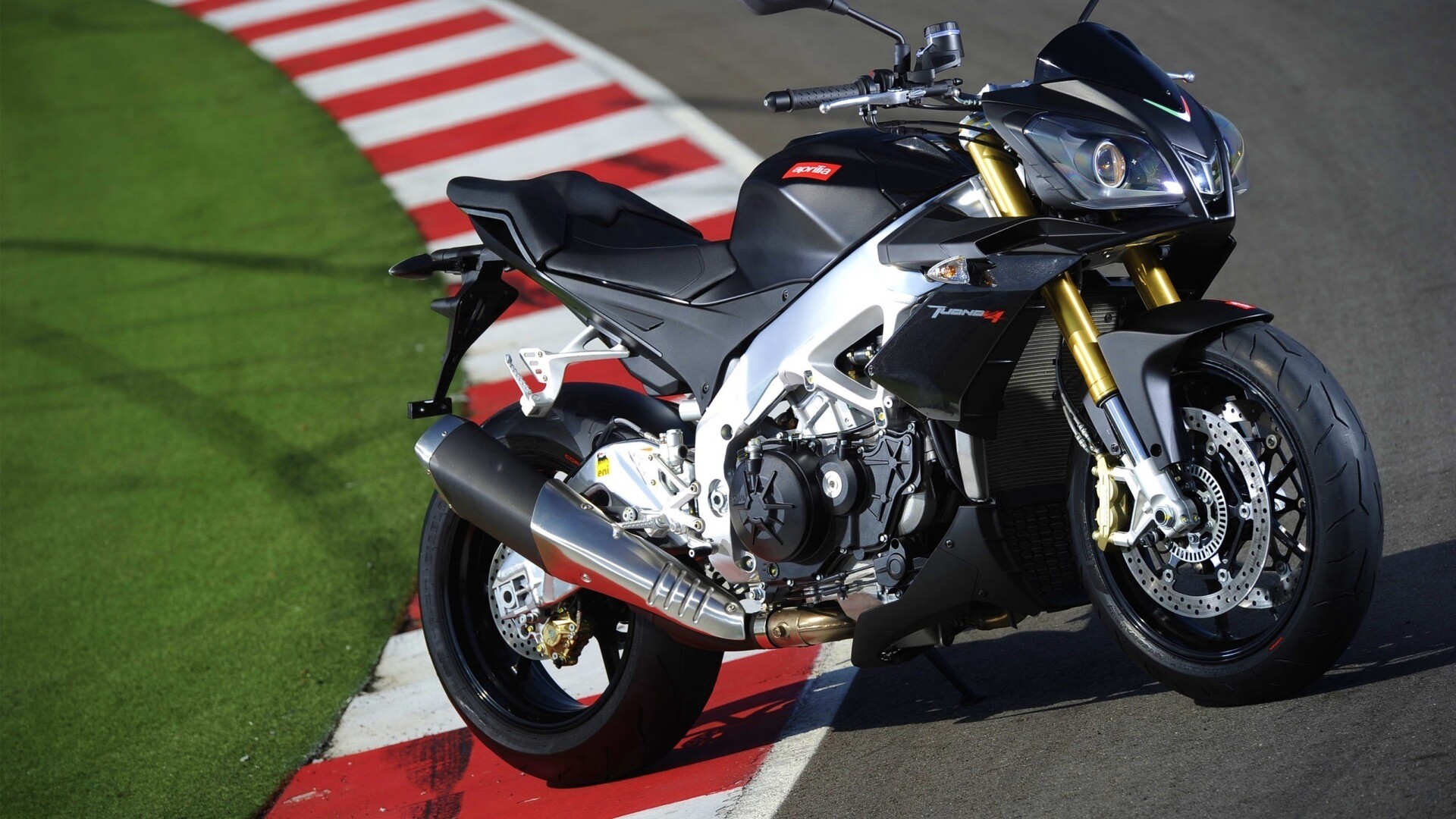 Спортивный мотоцикл Априлия на треке  обои