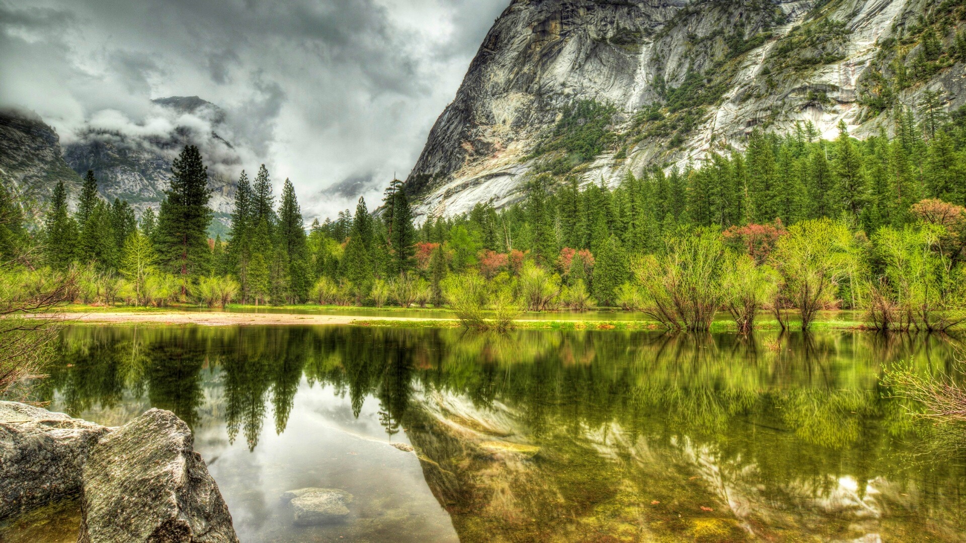 Красивый вид на маленькое горное озеро обои