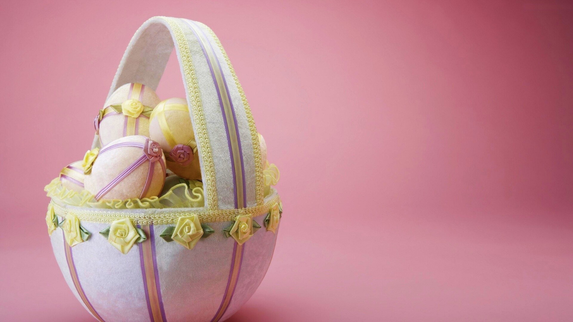 Пасхальная корзина с яйцами обои