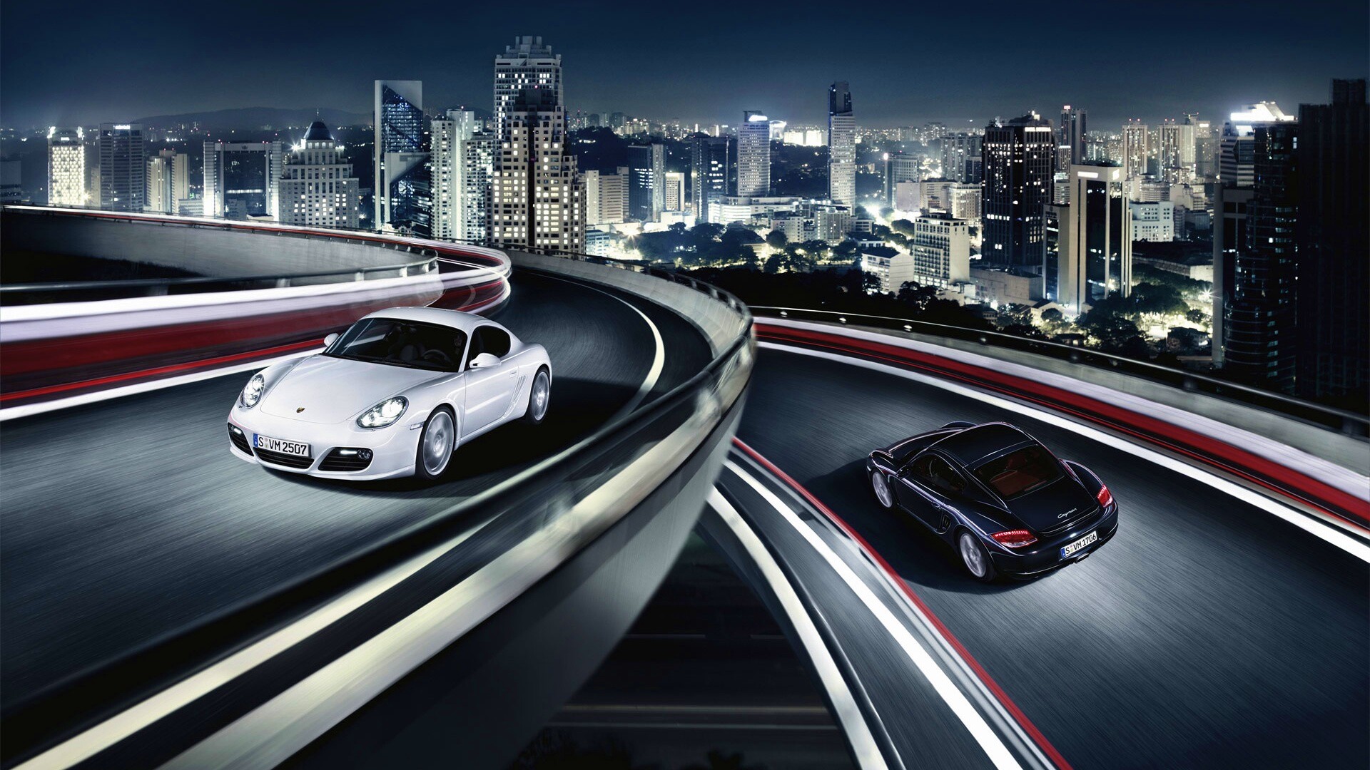 Черный и белый Porsche на автомагистрале. обои