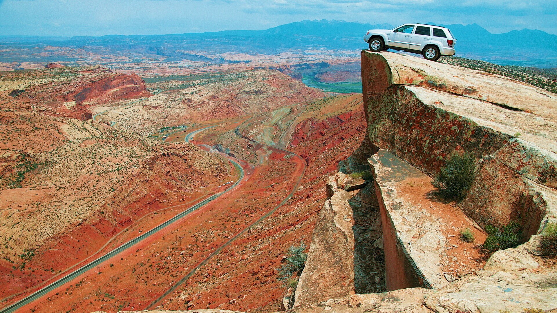 Внедорожник в горах обои