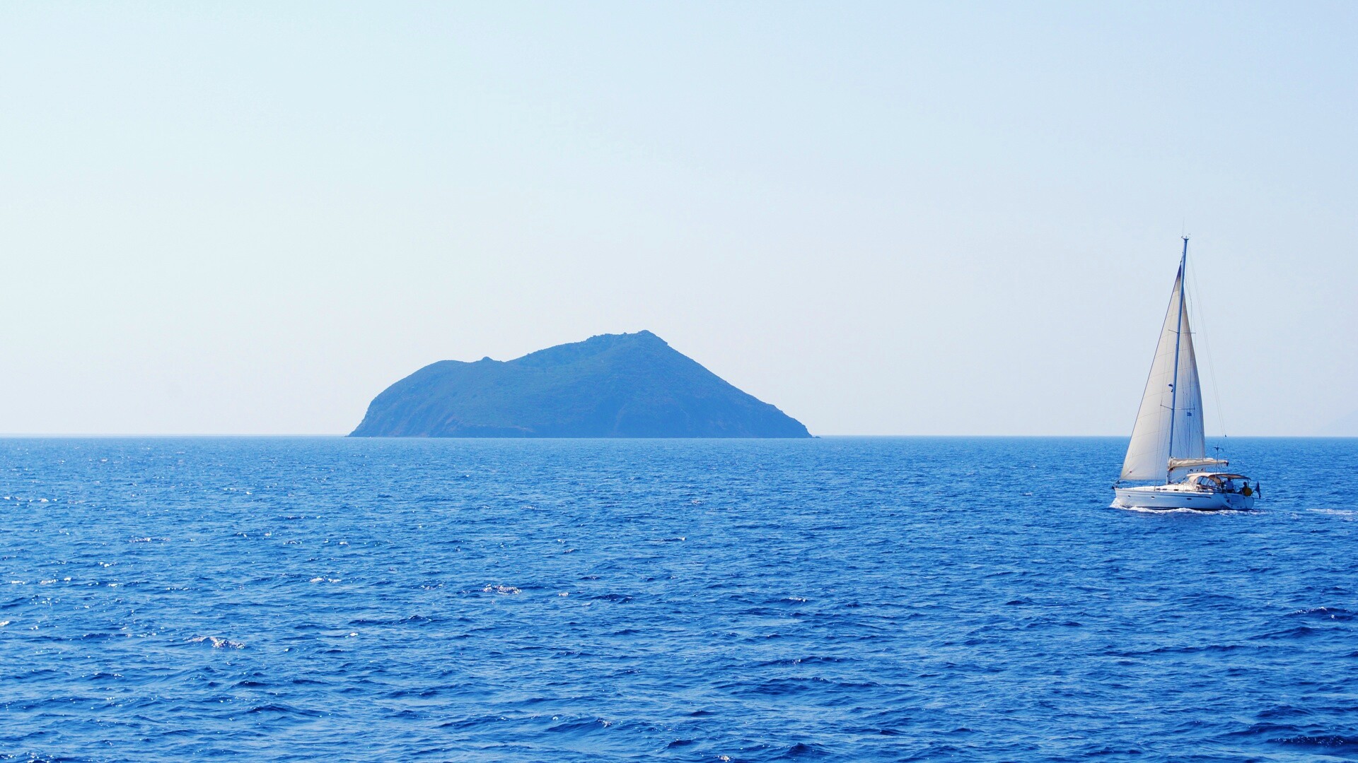 Яхта в море обои