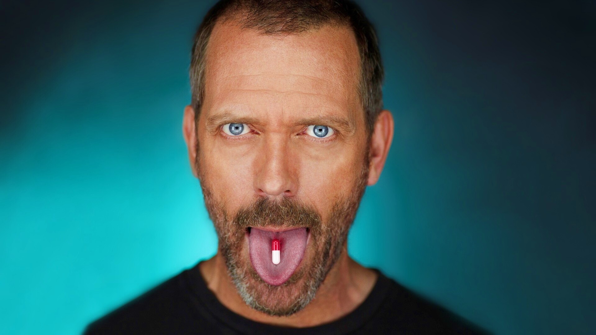 Доктор Хаус с таблеткой на языке обои