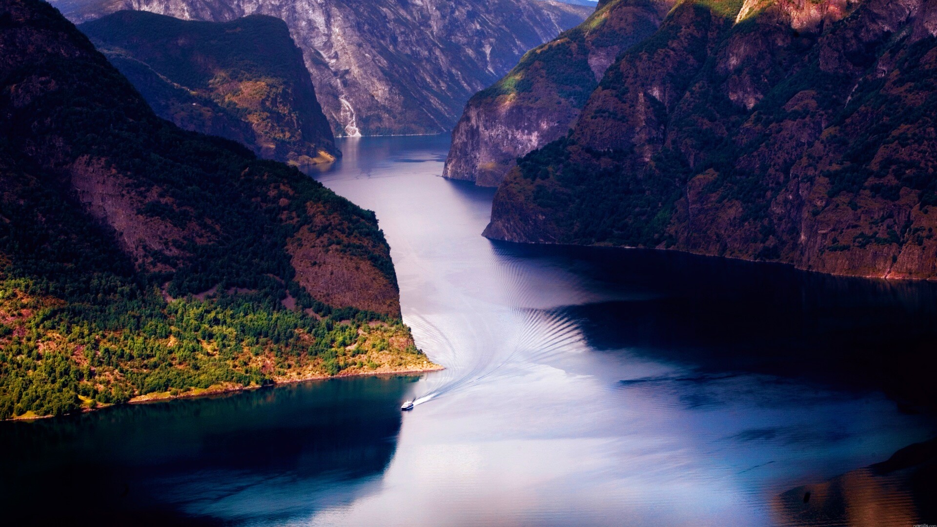 Лодка на реке среди высоких гор обои