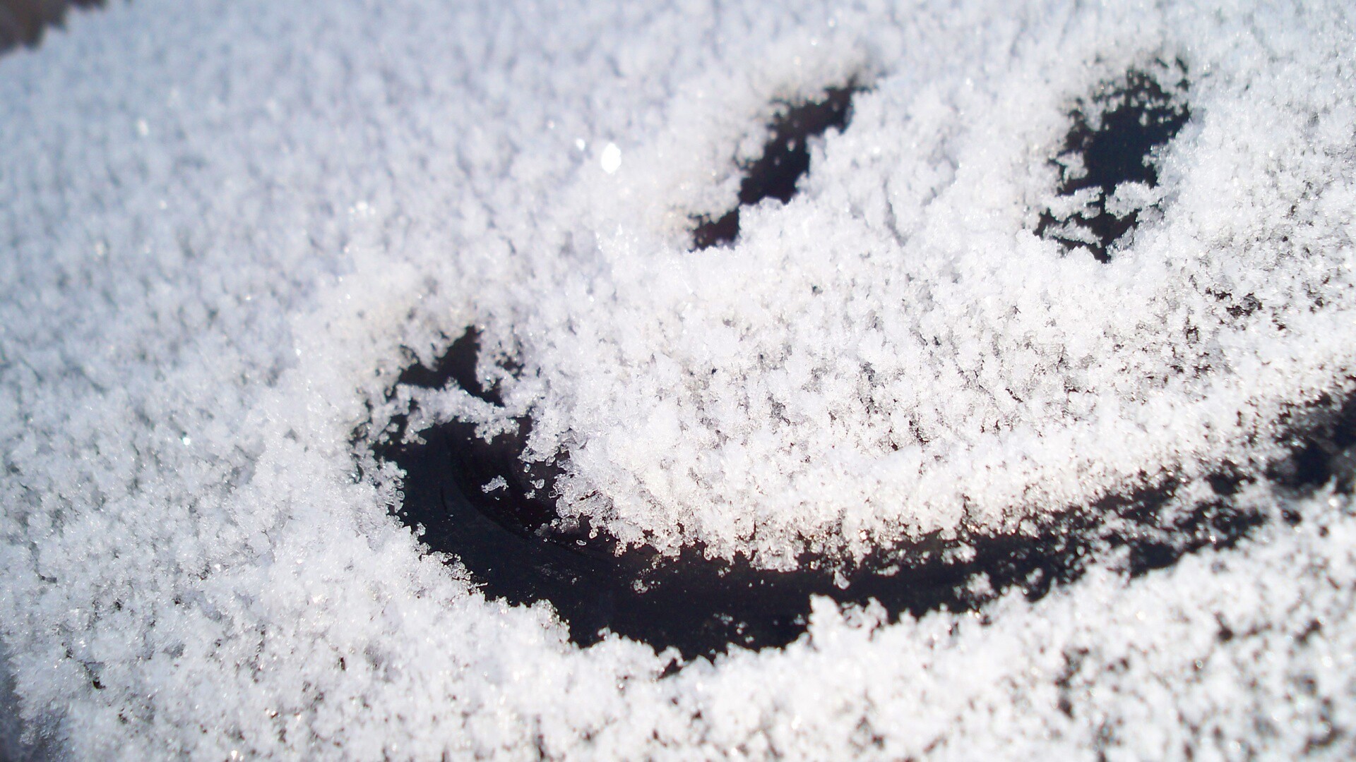 Смайлик на заснеженном стекле обои