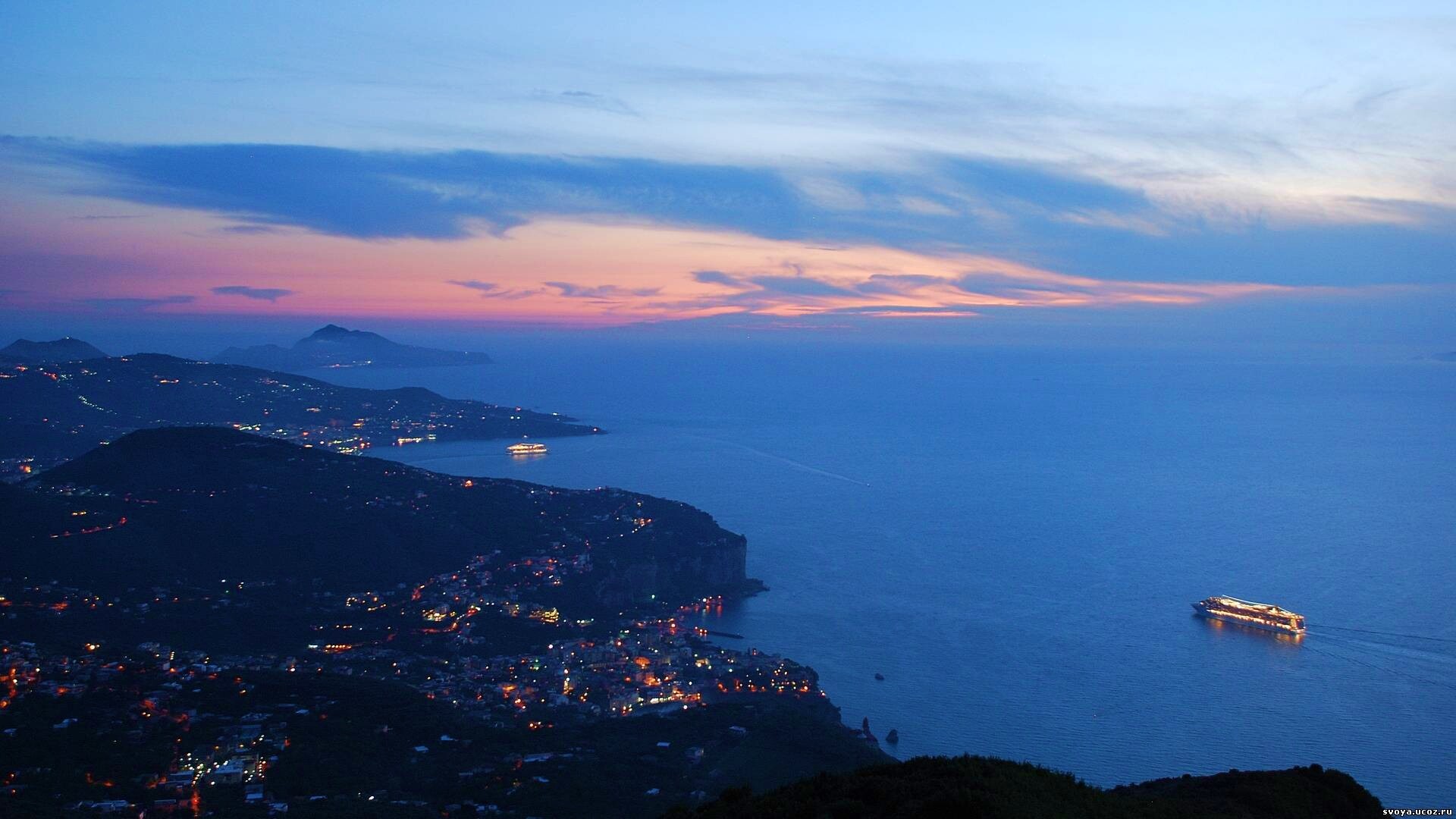 Городок у моря обои