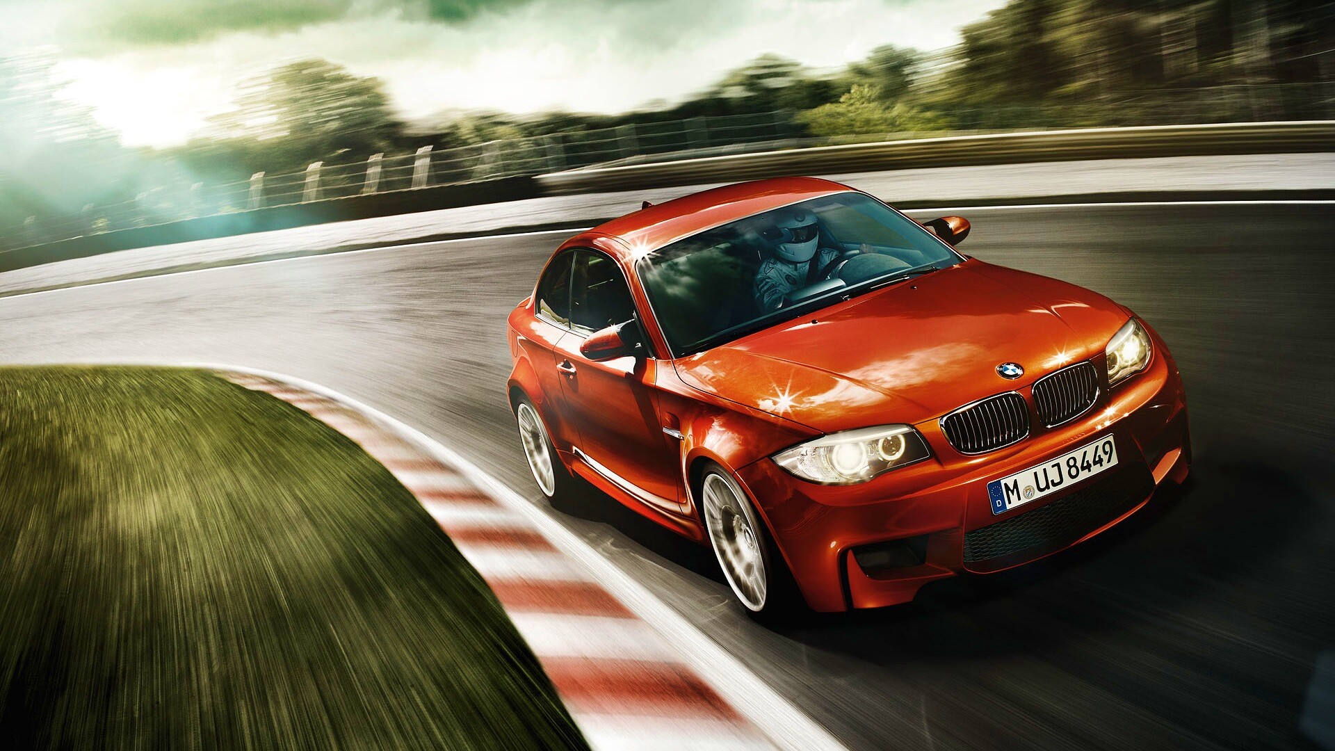 Гонщик за рулем BMW M1 обои