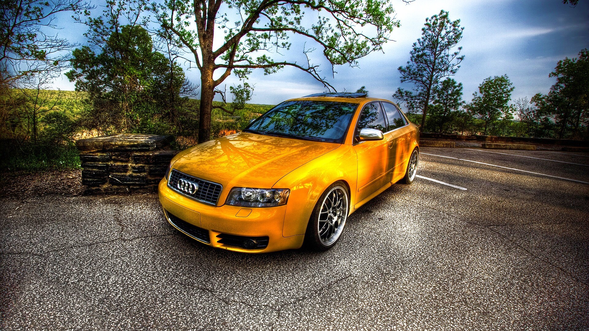 Желтый Ауди на дороге обои