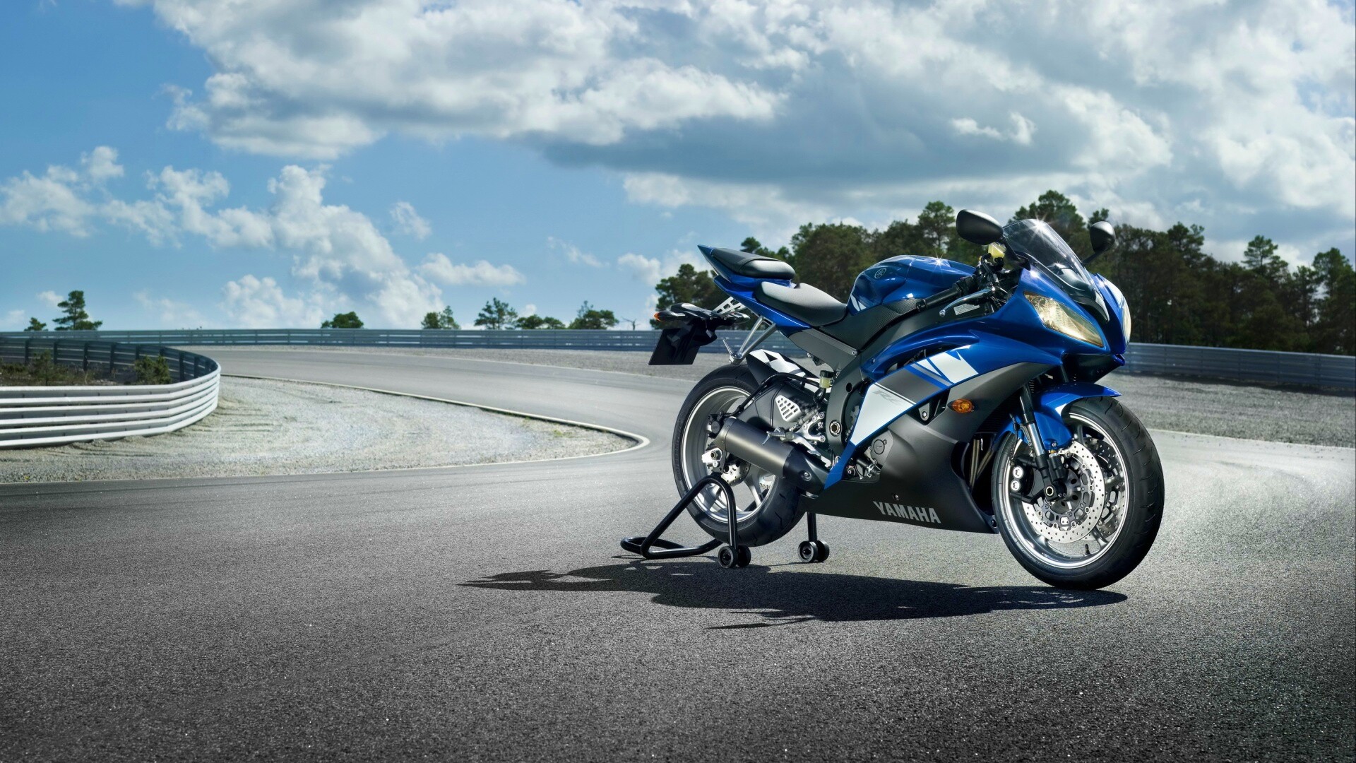 Yamaha R6 на трассе обои