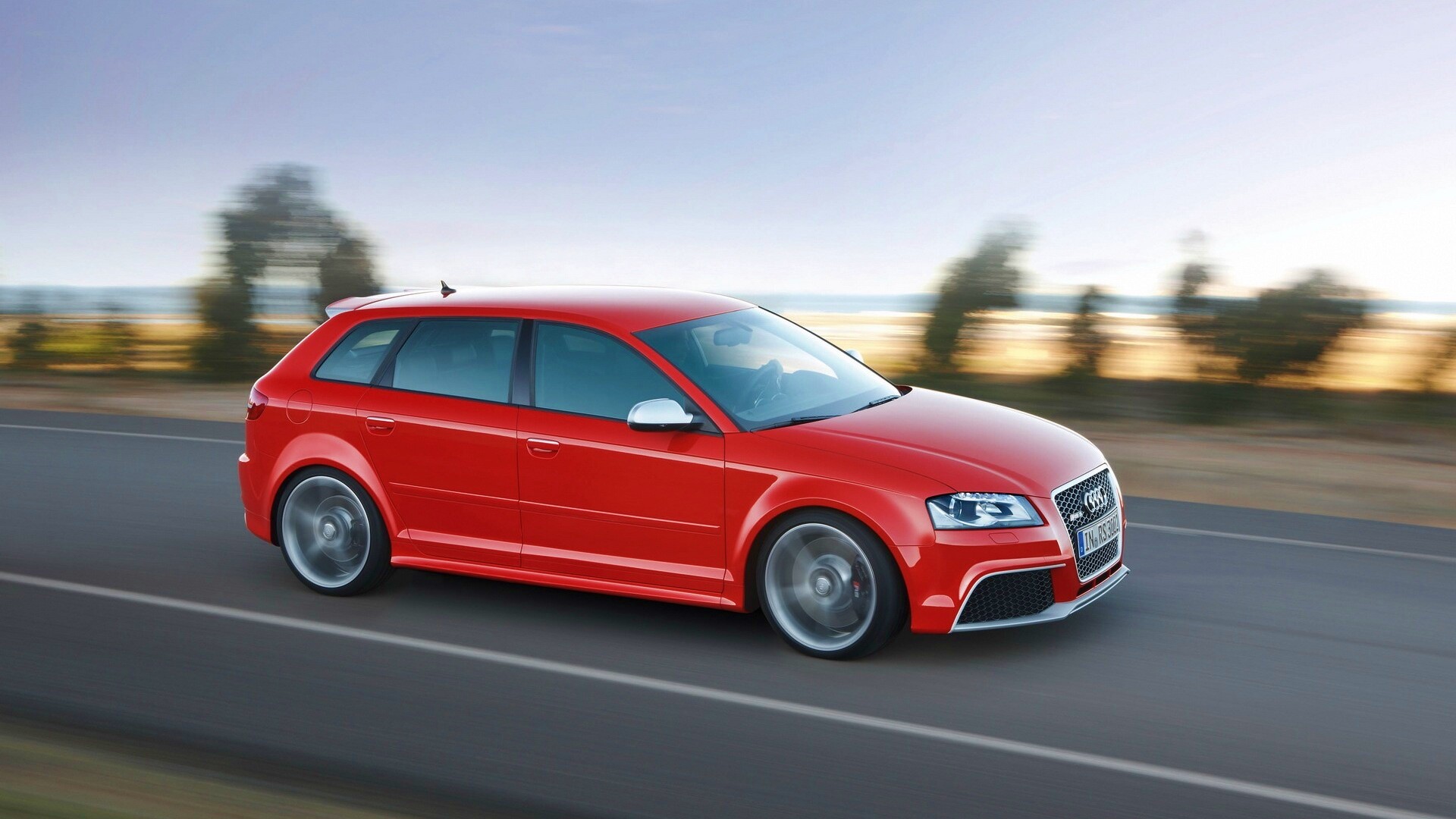 Красная Audi модели RS3 на дороге обои