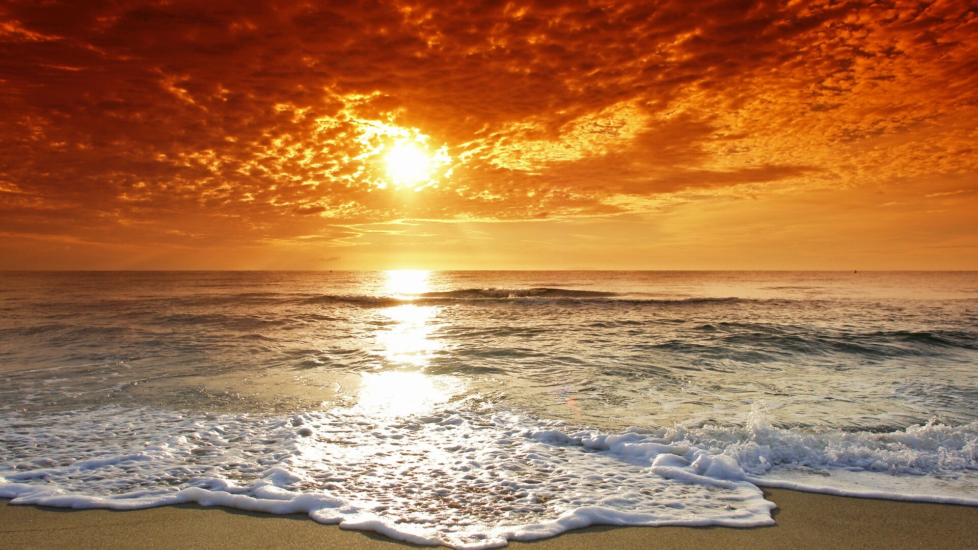 Берег моря в лучах заката обои