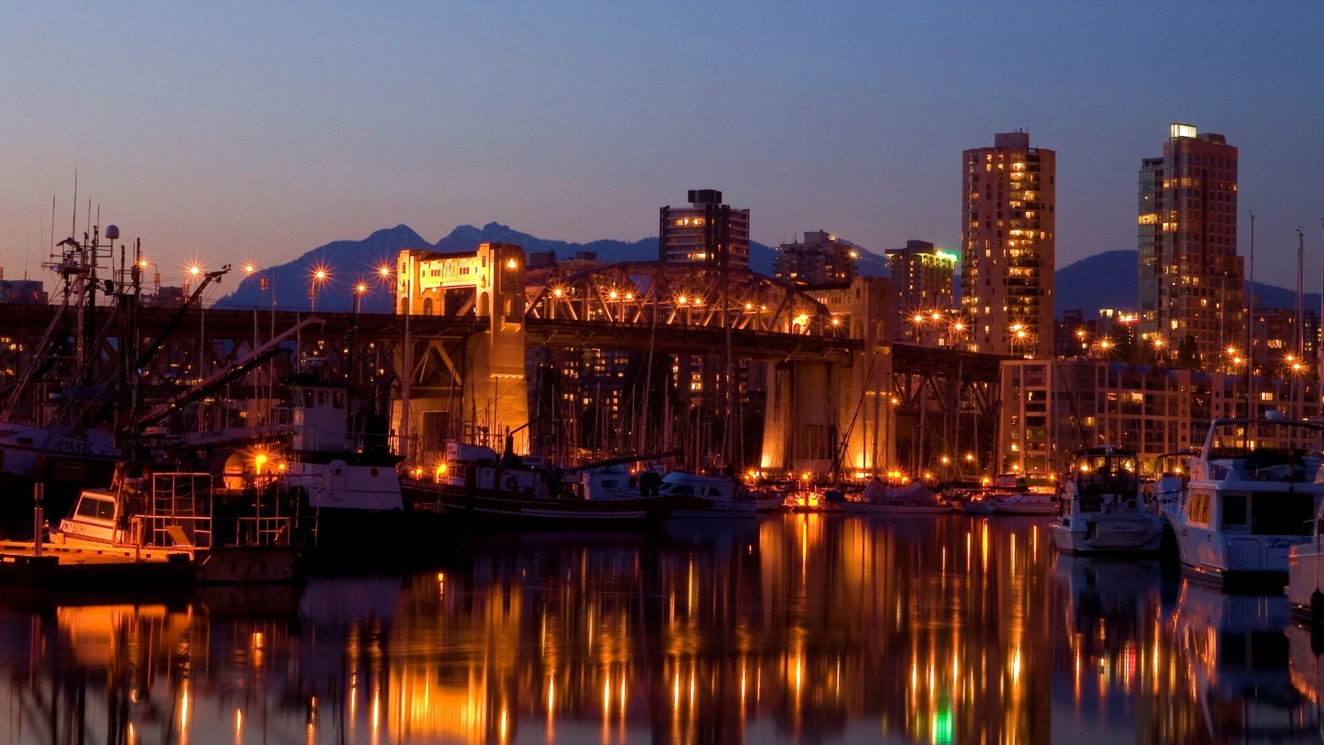 Мост и катера на закате обои