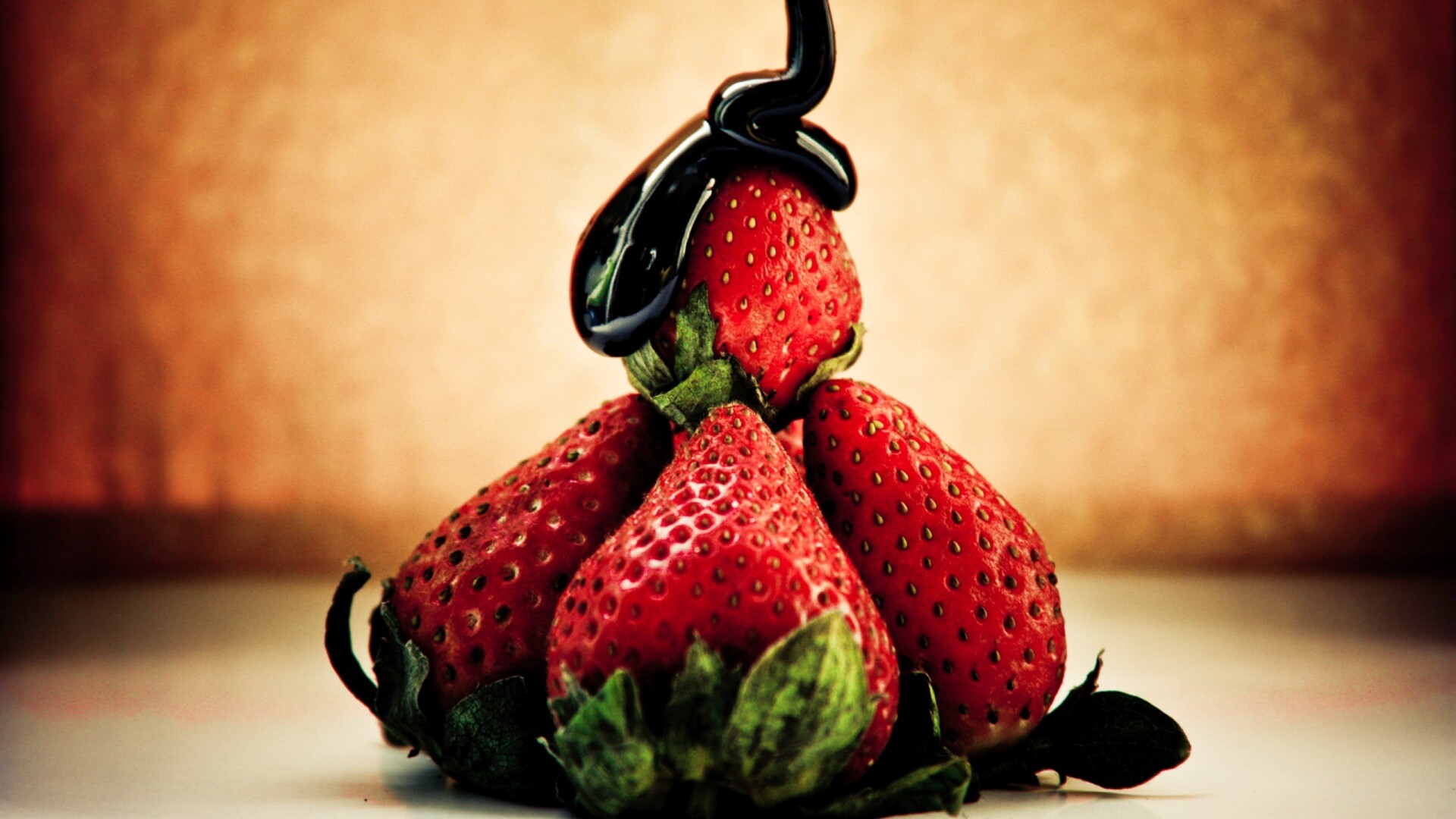Аппетитная клубничка с шоколадом обои
