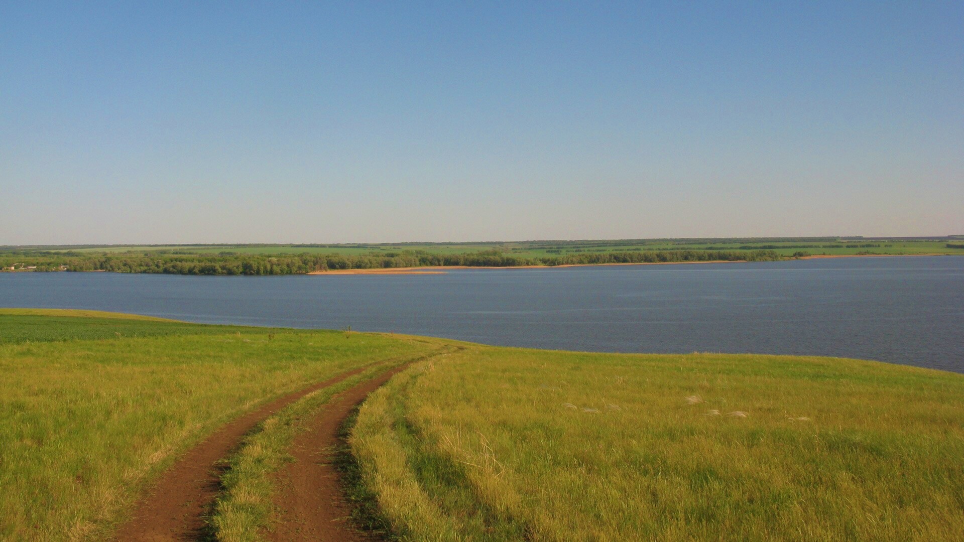 Дорога спускается к воде обои
