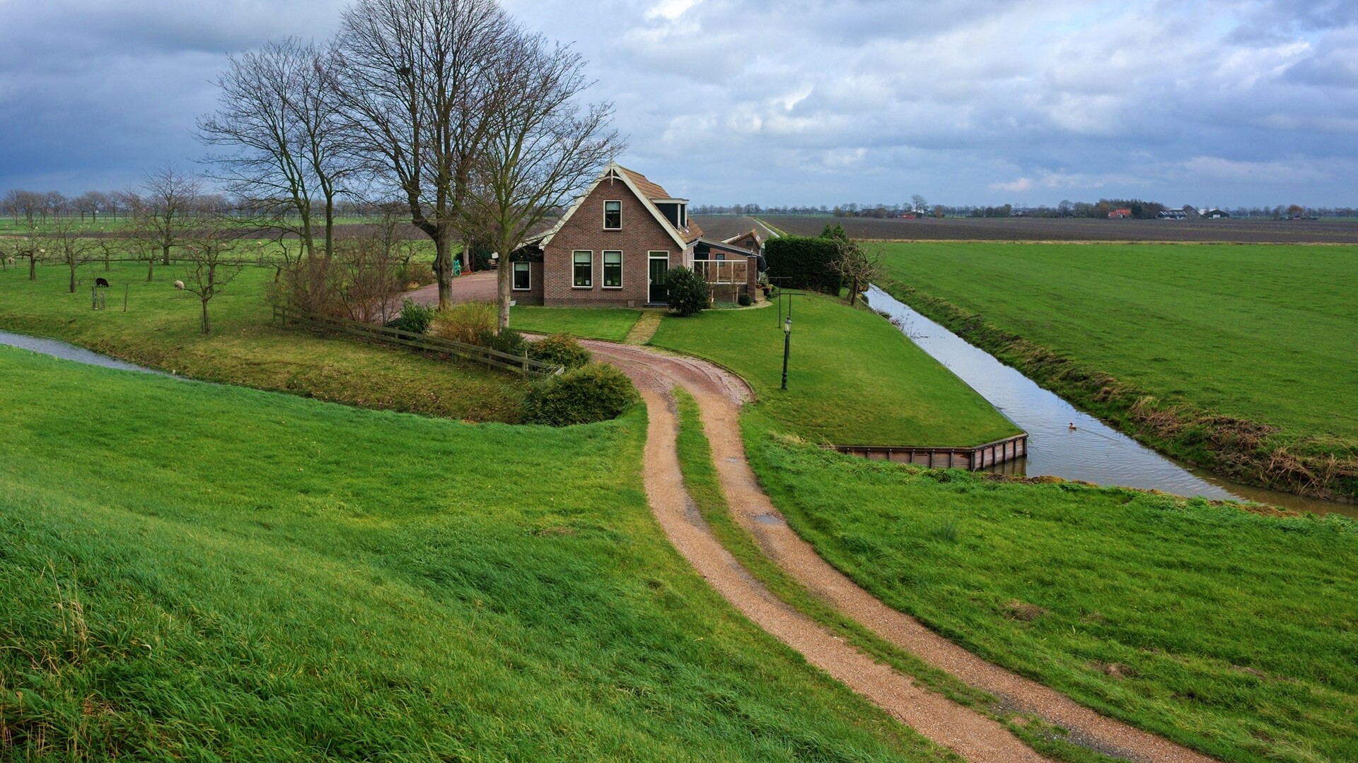 Дом в поле обои