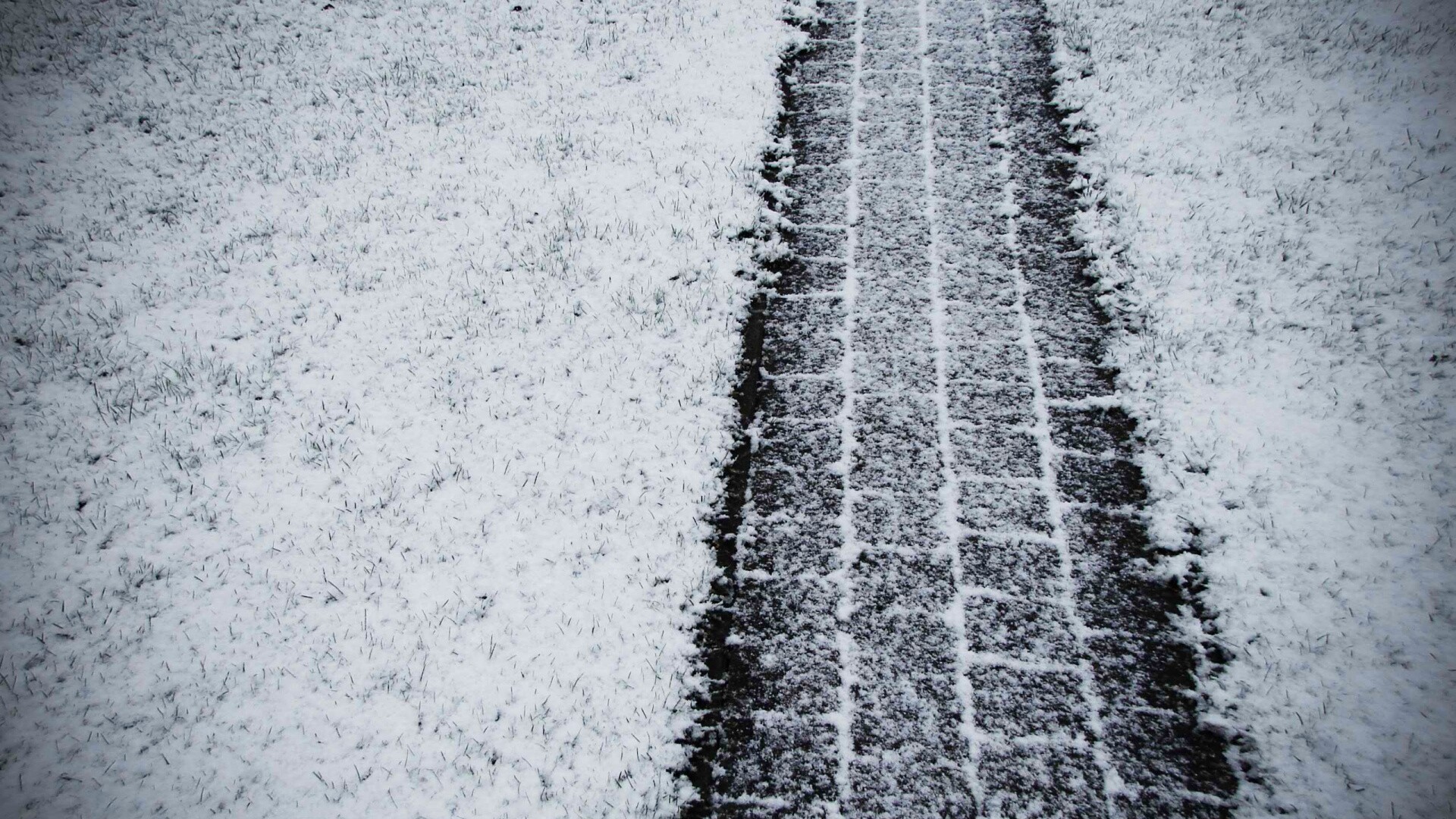 След покрышек в снегу обои