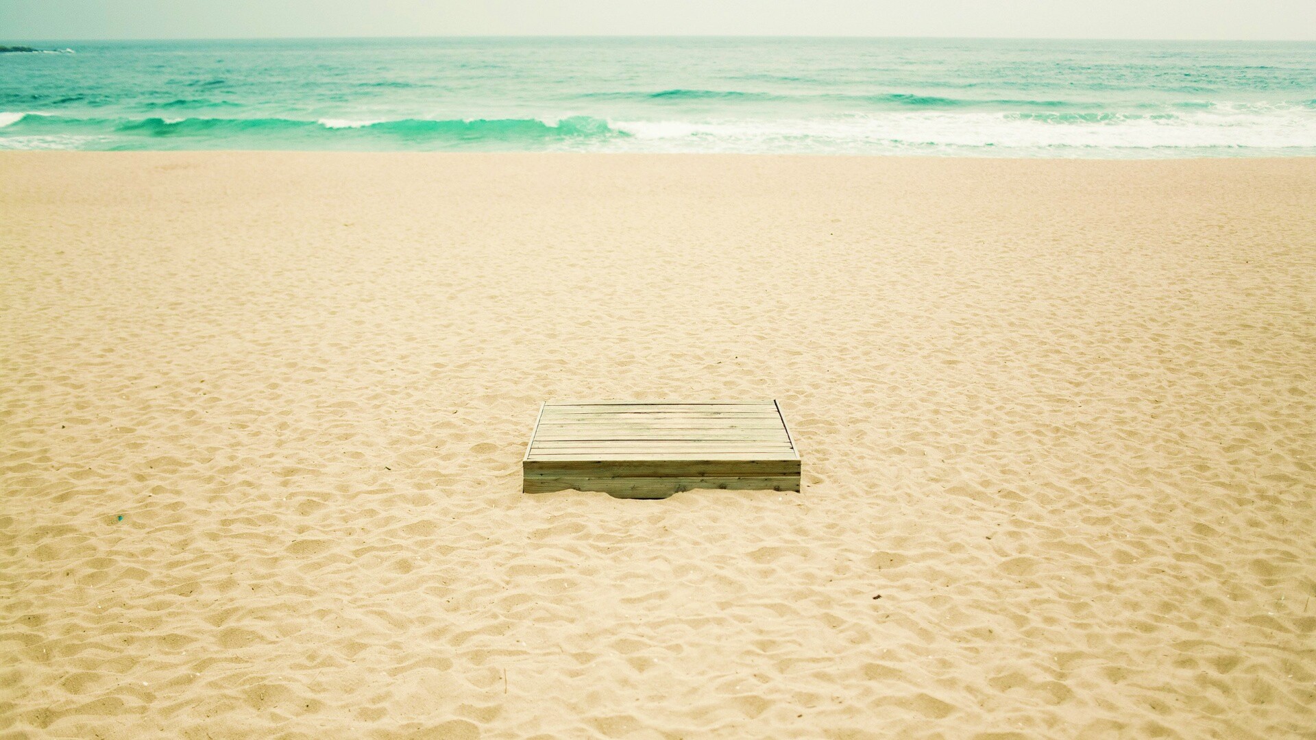 Ящик на пляже обои