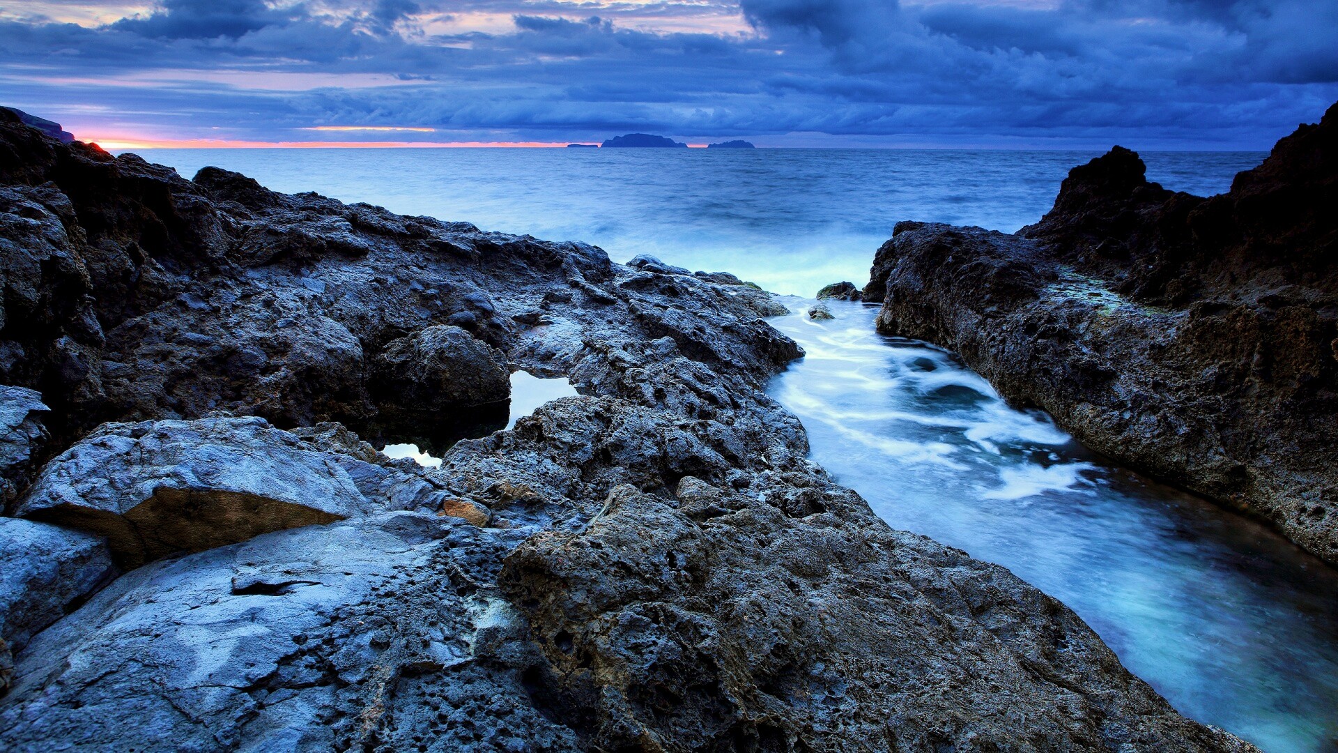 Река впадающая в море обои