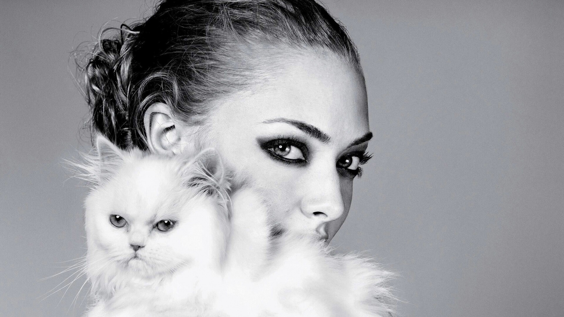 Девушка с кошкой обои