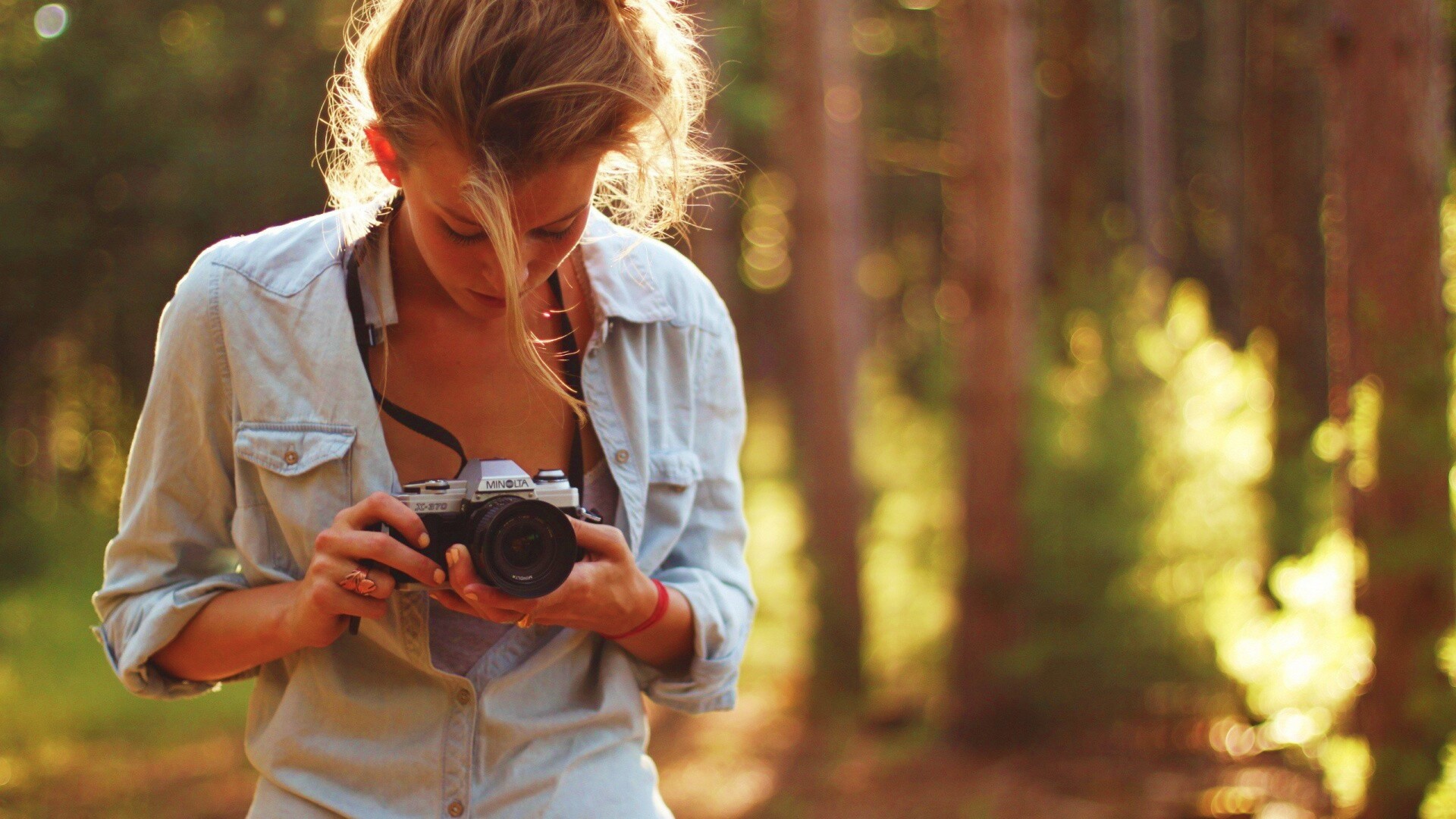Девушка-фотограф обои