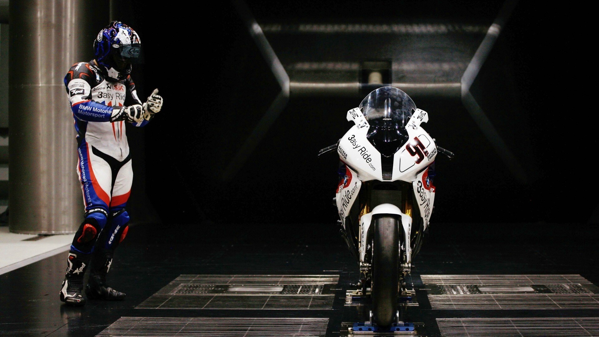 Мотоцикл на тестовом стенде обои