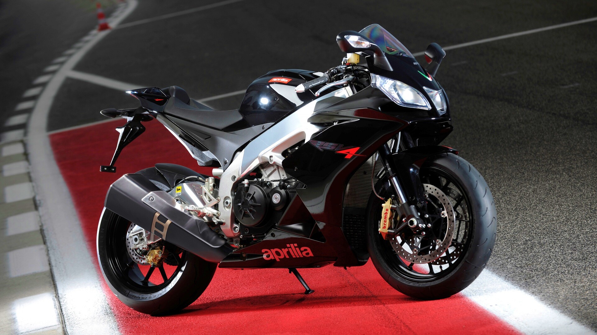 Aprilia на треке обои