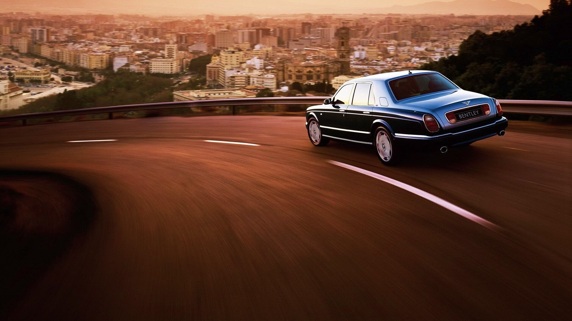 Черный Бентли на повороте обои