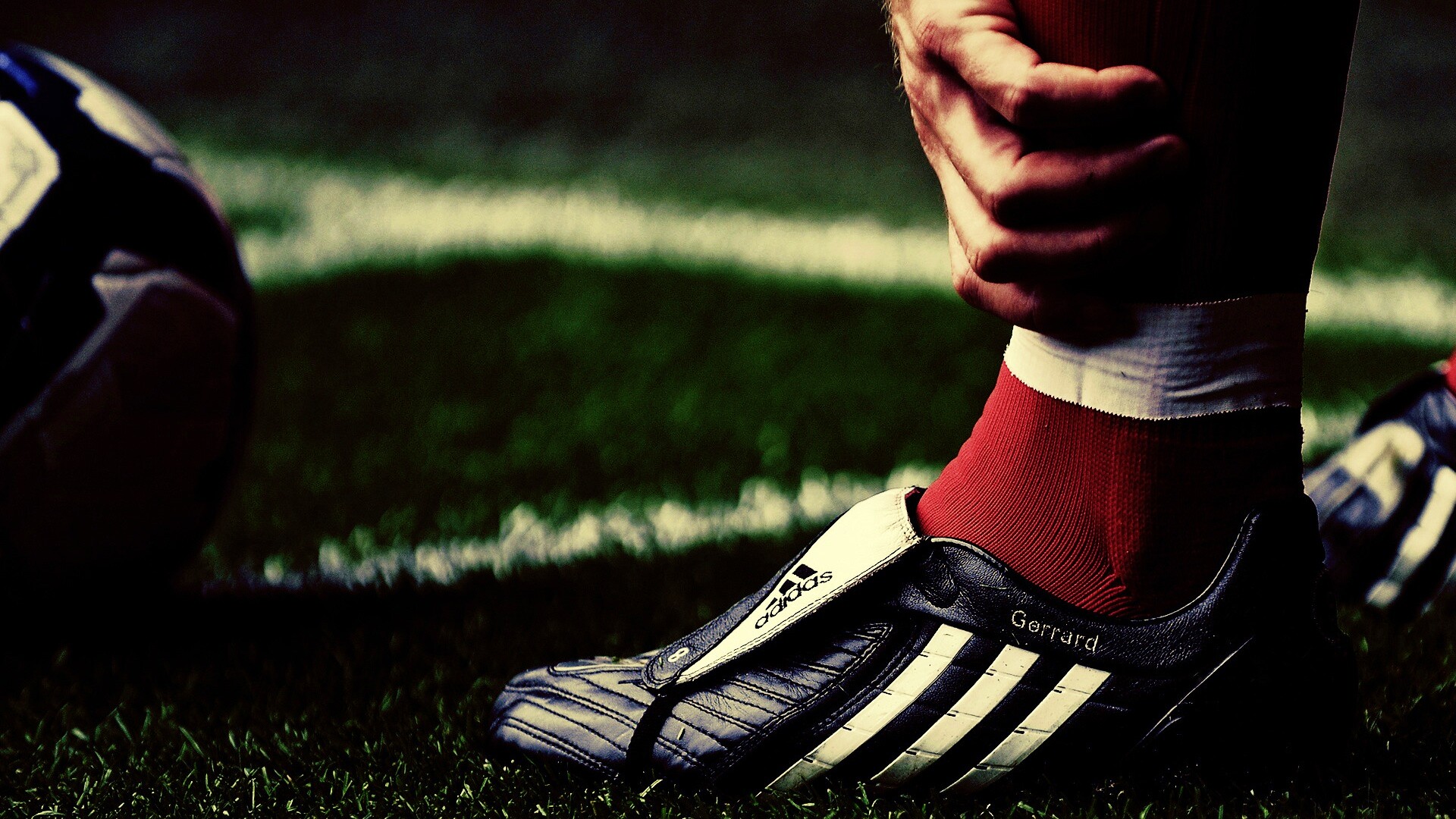 Левая нога футболиста в бутсе обои