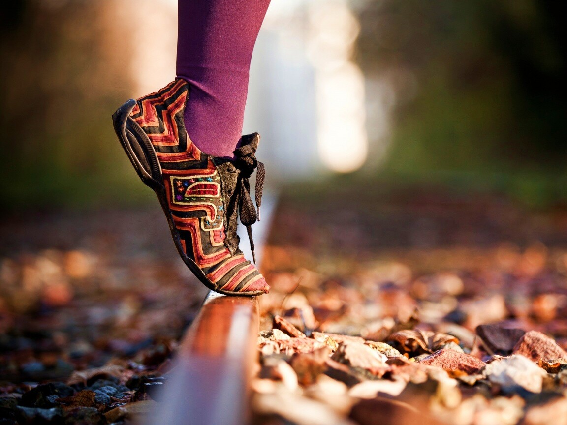 Разноцветные кроссовки обои