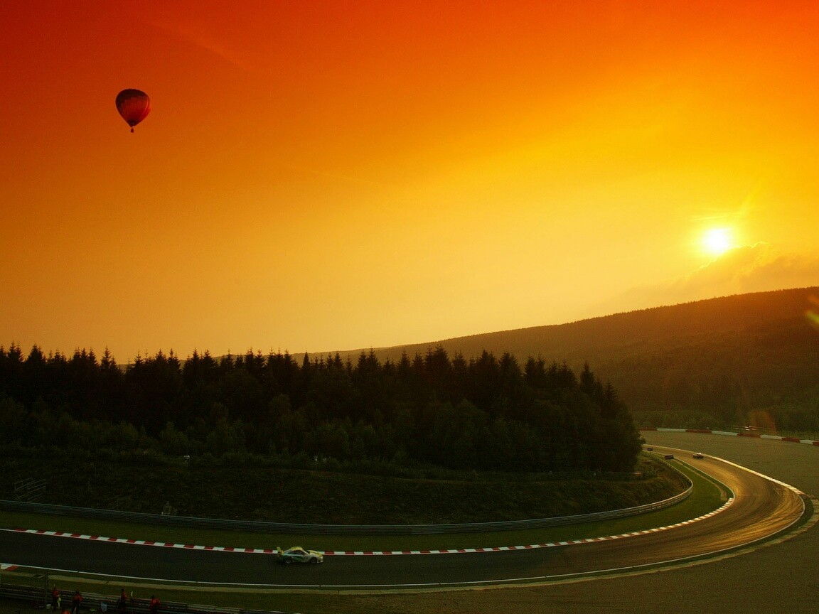 Воздушный шар над треком обои