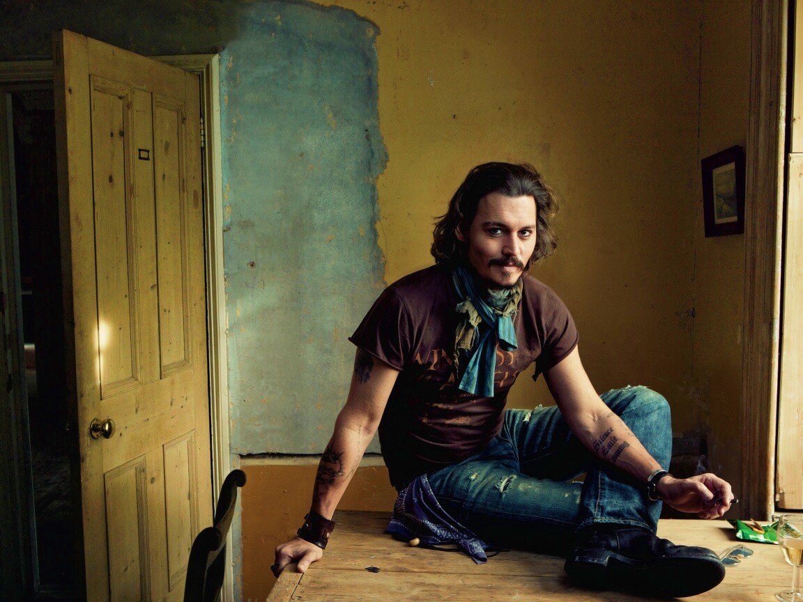 Джонни Депп на столе обои