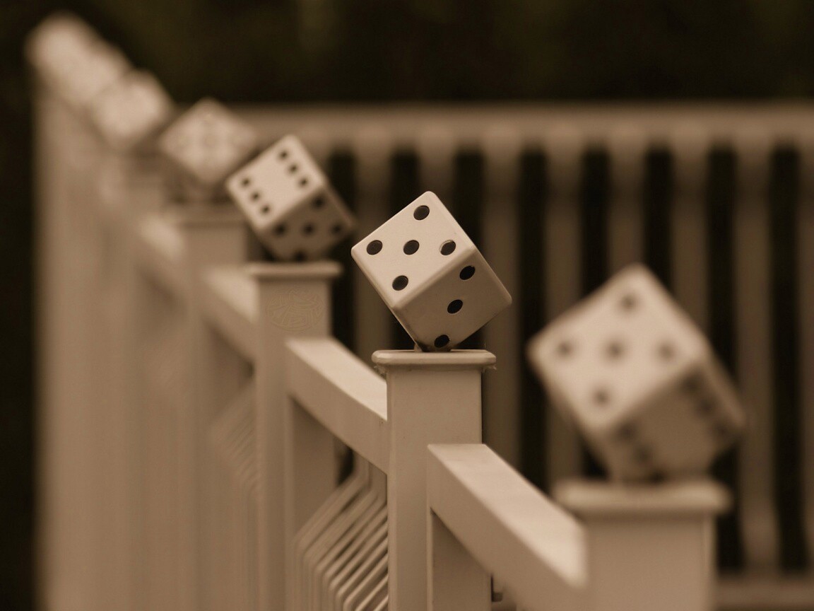 Игральные кости украшающие перила обои