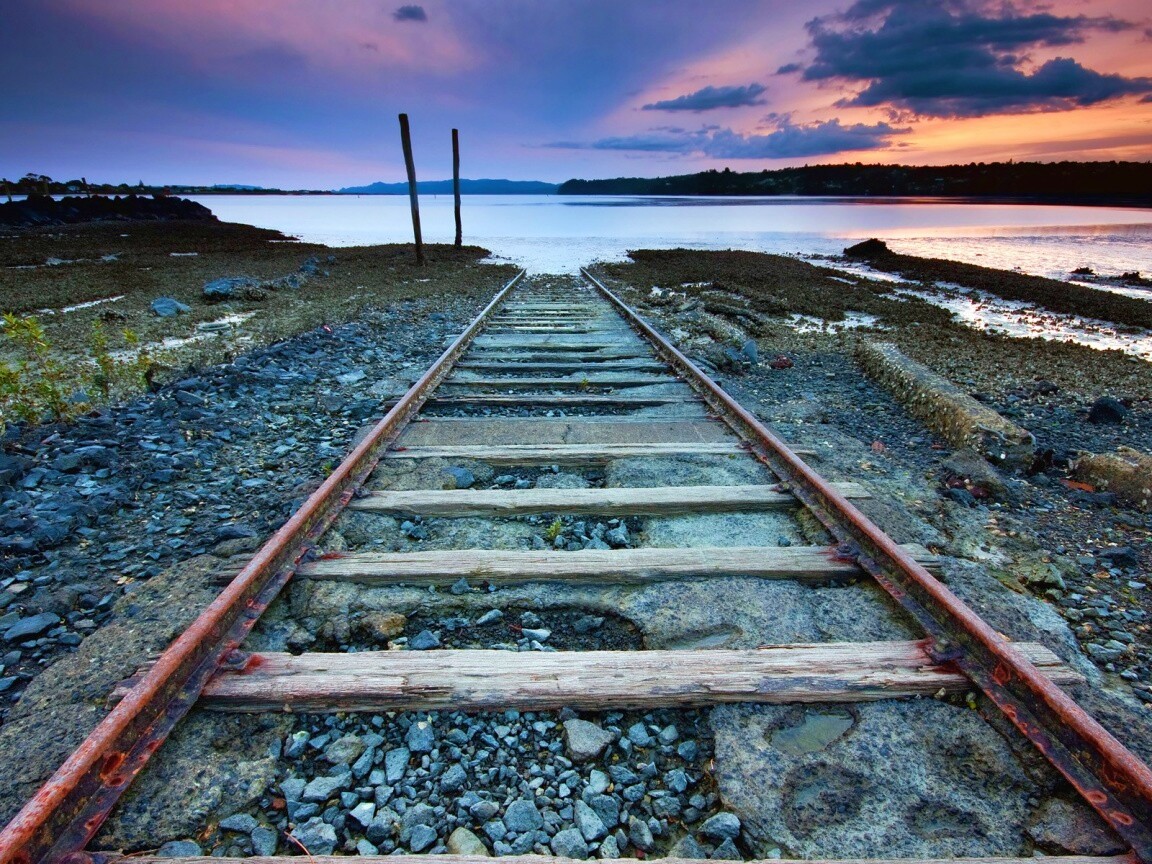 Рельсы обрывающиеся в воду обои