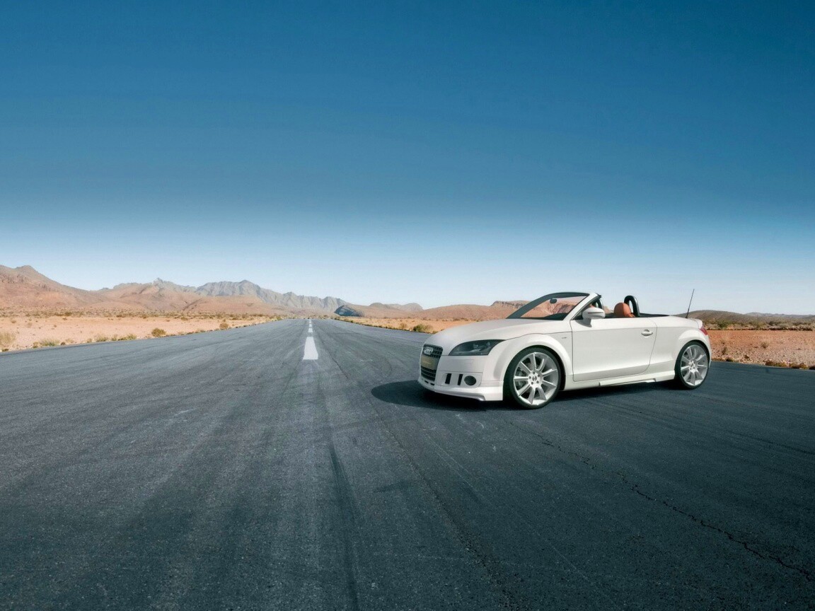 Кабриолет Ауди на пустынной дорге обои