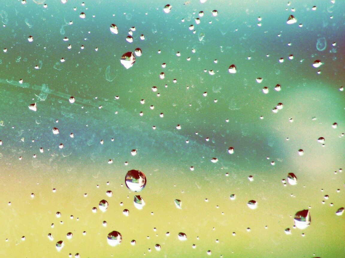 Капли на грязном стекле обои