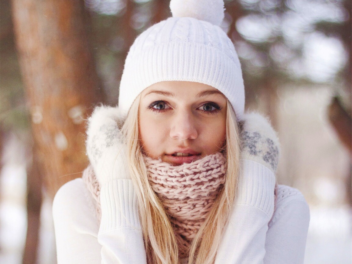 Девушка в белом в снежном лесу обои