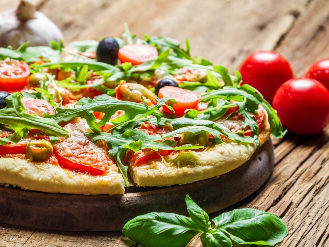 Свежая пицца с рукколой обои
