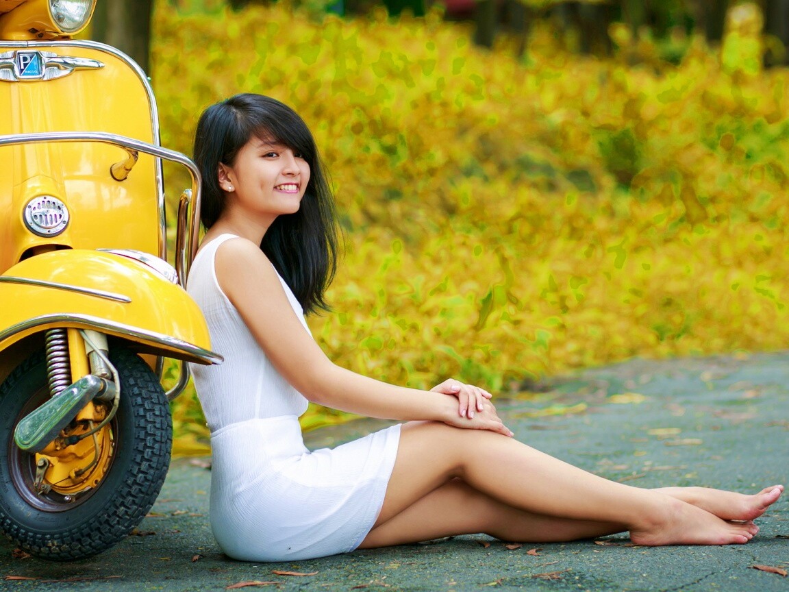 Девушка и мопед обои