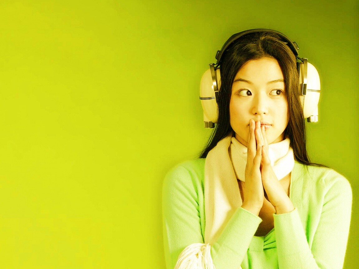 Японка в наушниках обои