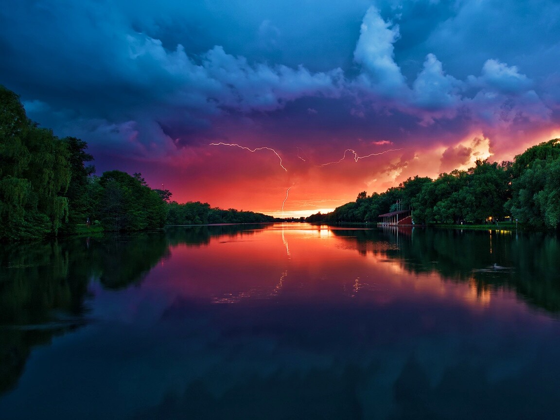 Молнии на фоне заката, стандартные обои mac обои