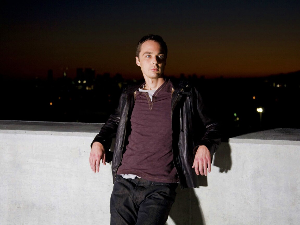 Джим Парсонс на балконе обои