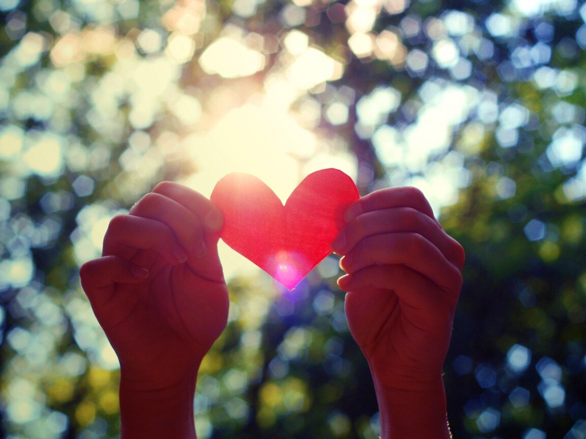 Бумажное красное сердце обои