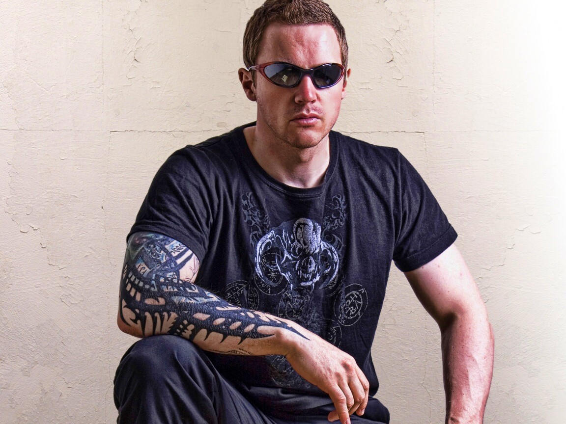 Парень с татуировкой обои